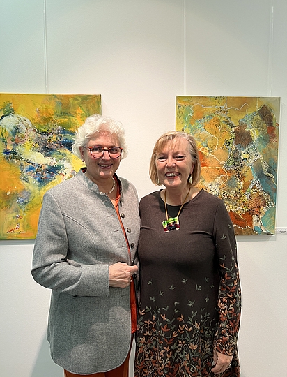 Die stellvertretende Landrätin Ilse Preisinger-Sontag (links) und die Künstlerin Christa Hempen (rechts) bei der Vernissage.