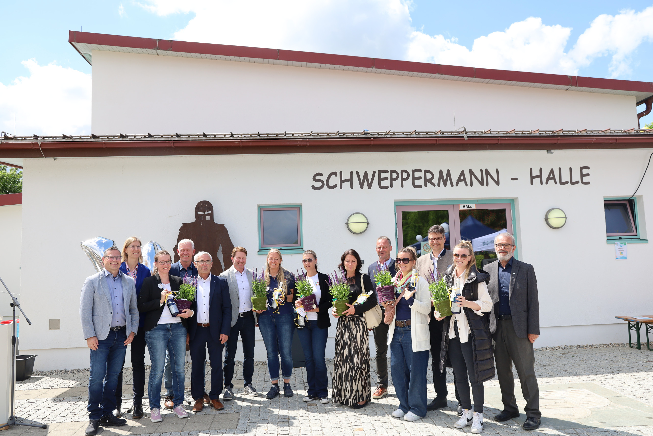 Ein besonderer Dank galt den engagierten Fachkräften der Familienstützpunkte. Auf dem Bild zu sehen (von links nach rechts): Martin Saller (MdL), Dr. Carolin Jürgens (Lernen vor Ort), Saskia Nowak (FSP VG Oberbergkirchen), Michael Hausperger (Gemeinde Oberbergkirchen), Georg Auer (Gemeinde Zangberg), Josef Grundner (Gemeinde Ampfing), Stefanie Knorr (FSP Ampfing), Alexandra Clemens (FSP Waldkraiburg), Patricia Rieder (Kinderhaus St. Antonius Gars a. Inn), Franz Stein (Gemeinde Reichertsheim), Michaela Gisnapp (FSP Mühldorf), Landrat Max Heimerl, Hanna Lurz (FSP Niederbergkirchen) und stellv. Landrat Richard Fischer.