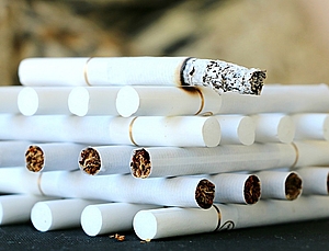 Ein Stapel aus Zigaretten