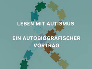 Dunkelgrünes Declḱblatt mit nbunten Puzzelteilen im Hintergrund mit der Aufschrift "Leben mit Autismus - ein autobiografischer Vortrag"