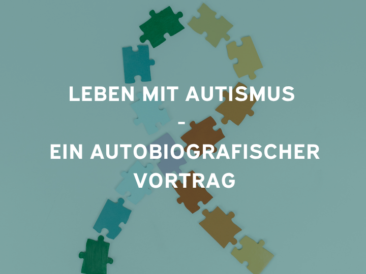 Dunkelgrünes Declḱblatt mit nbunten Puzzelteilen im Hintergrund mit der Aufschrift "Leben mit Autismus - ein autobiografischer Vortrag"