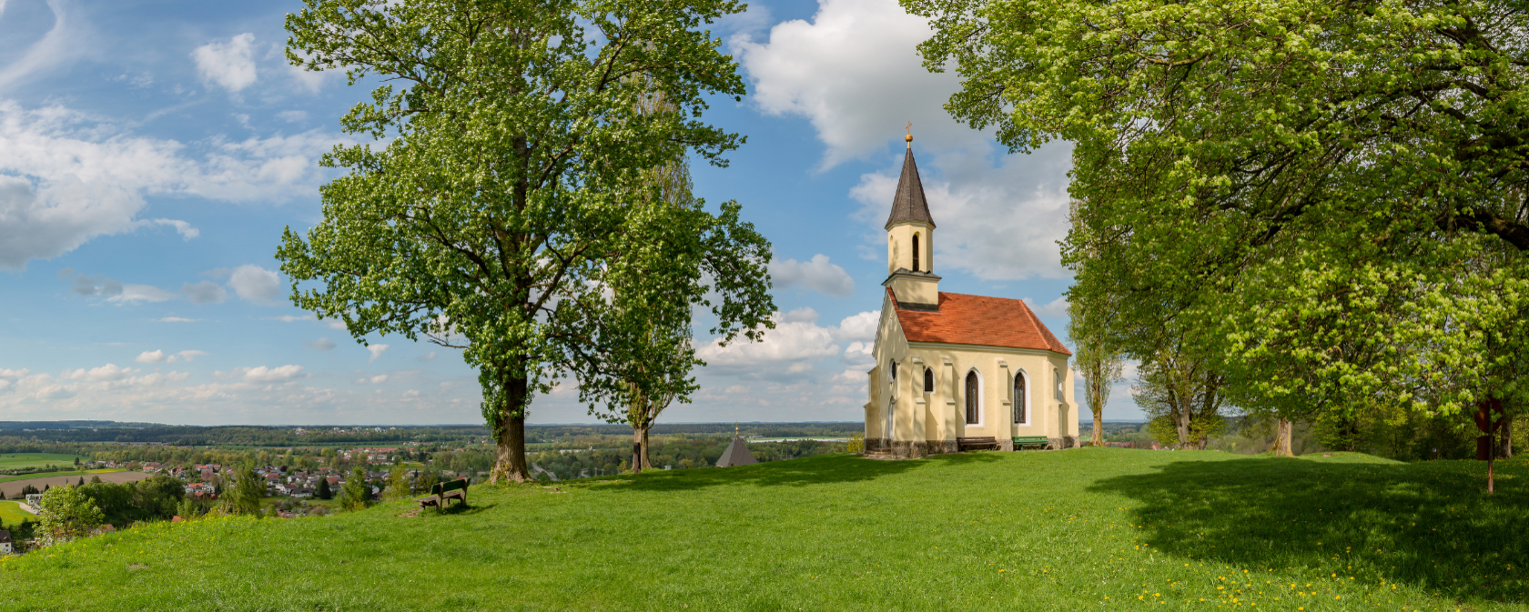 Schlosskapelle Kraiburg, Kapelle auf einem Berg im Grünen