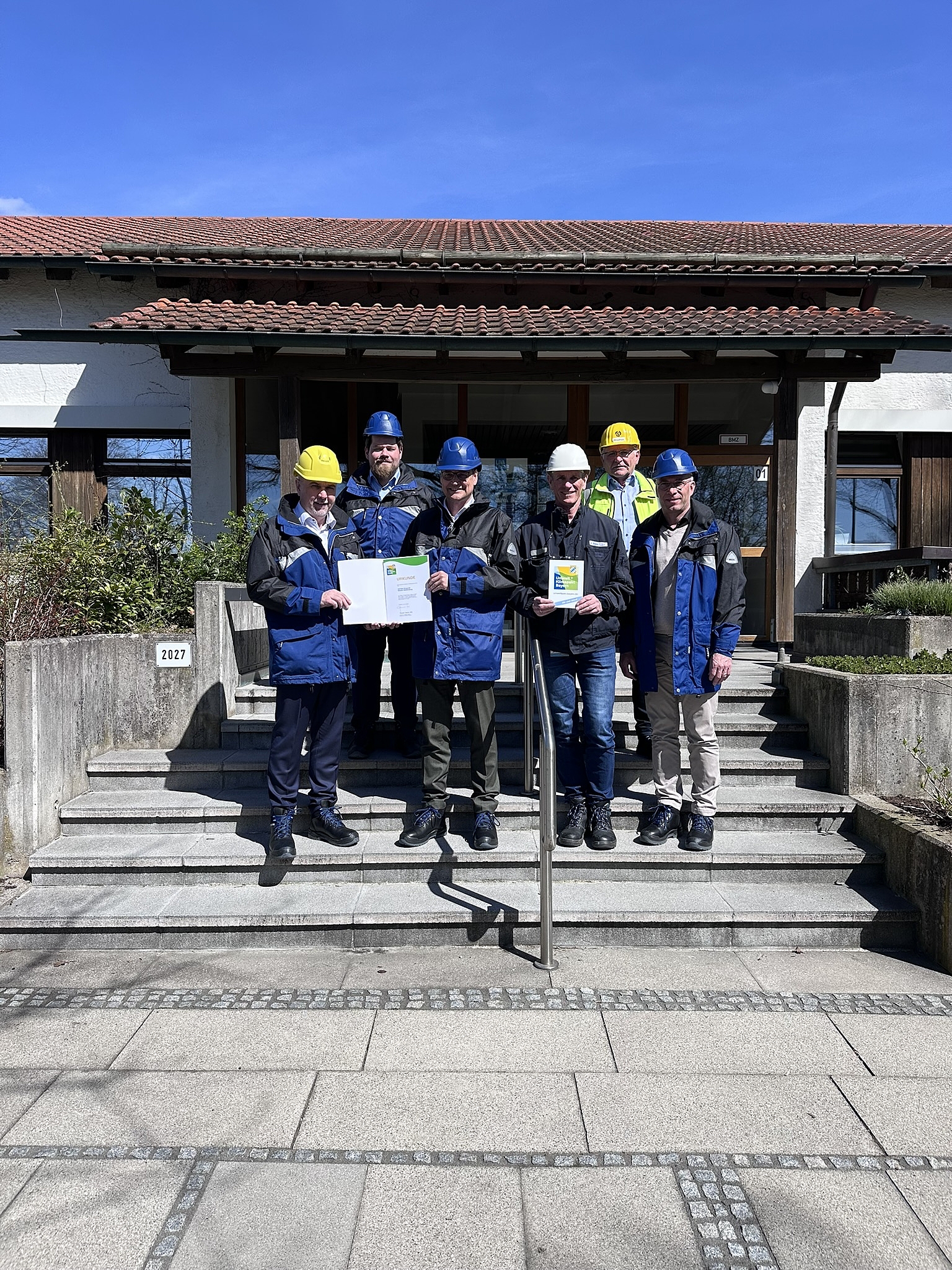 Landrat Max Heimerl, Waldkraiburger Bürgermeister Robert Pötzsch, Wirtschaftsförderer Thomas Perzl sowie Vorstandsvorsitzenden der Alzchem Group AG Andreas Niedermaier bei der Übergabe des Umwelt- und Klimapakts Bayern 