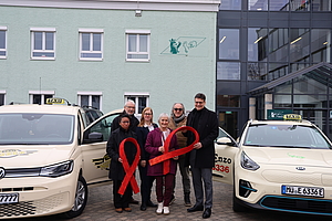 Taxi trifft Prävention - Mühldorfer Taxiunternehmen unterstützen die Aktion und verteilen gemeinsam mit dem Gesundheitsamt Kondome und Infomaterial an Fahrgäste.