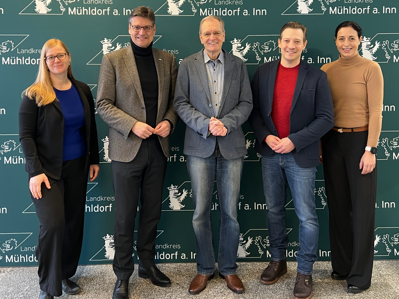 Birgit Franz (kommissarische Leiterin Gesundheitsamt), Landrat Max Heimerl, Dr. Timm Büttner, Dr. Florian Gottwald (Innklinikum Mühldorf) und Julia Weiss (Geschäftsstellenleiterin der Gesundheitsregionplus Mühldorf a. Inn) freuen sich über die neue Initiative zur Aufklärung über Sepsis. 