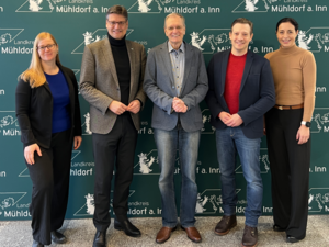 Birgit Franz (kommissarische Leiterin Gesundheitsamt), Landrat Max Heimerl, Dr. Timm Büttner, Dr. Florian Gottwald (Innklinikum Mühldorf) und Julia Weiss (Geschäftsstellenleiterin der Gesundheitsregionplus Mühldorf a. Inn) freuen sich über die neue Initiative zur Aufklärung über Sepsis. 