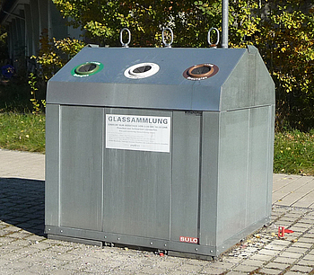 Glascontainer mit Einwurflöchern für Weiß-, Grün- und Braunglas