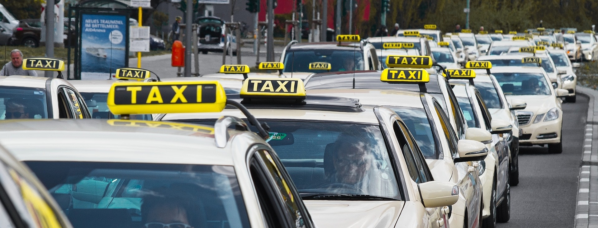 Taxi warten in Reihe