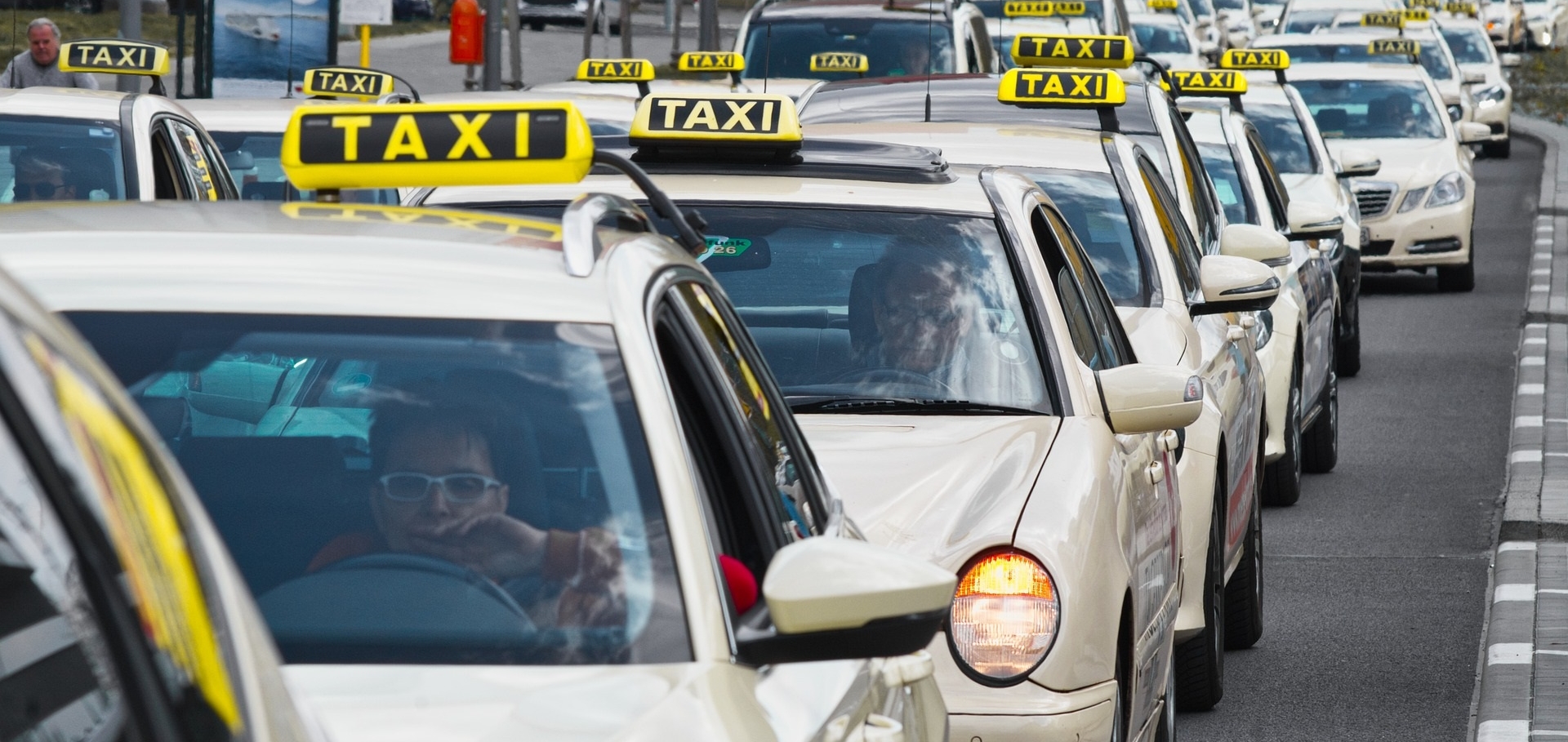 Taxi warten in Reihe