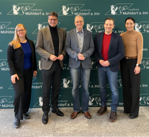 Birgit Franz (kommissarische Leiterin Gesundheitsamt), Landrat Max Heimerl, Dr. Timm Büttner, Dr. Felix Gottwald und Julia Weiss (Geschäftsstellenleiterin GesundheitsregionPlus) freuen sich über die gemeinsame Initiative