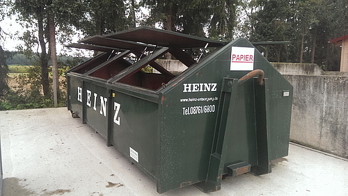 Grüner Container für Papier am Wertstoffhof.