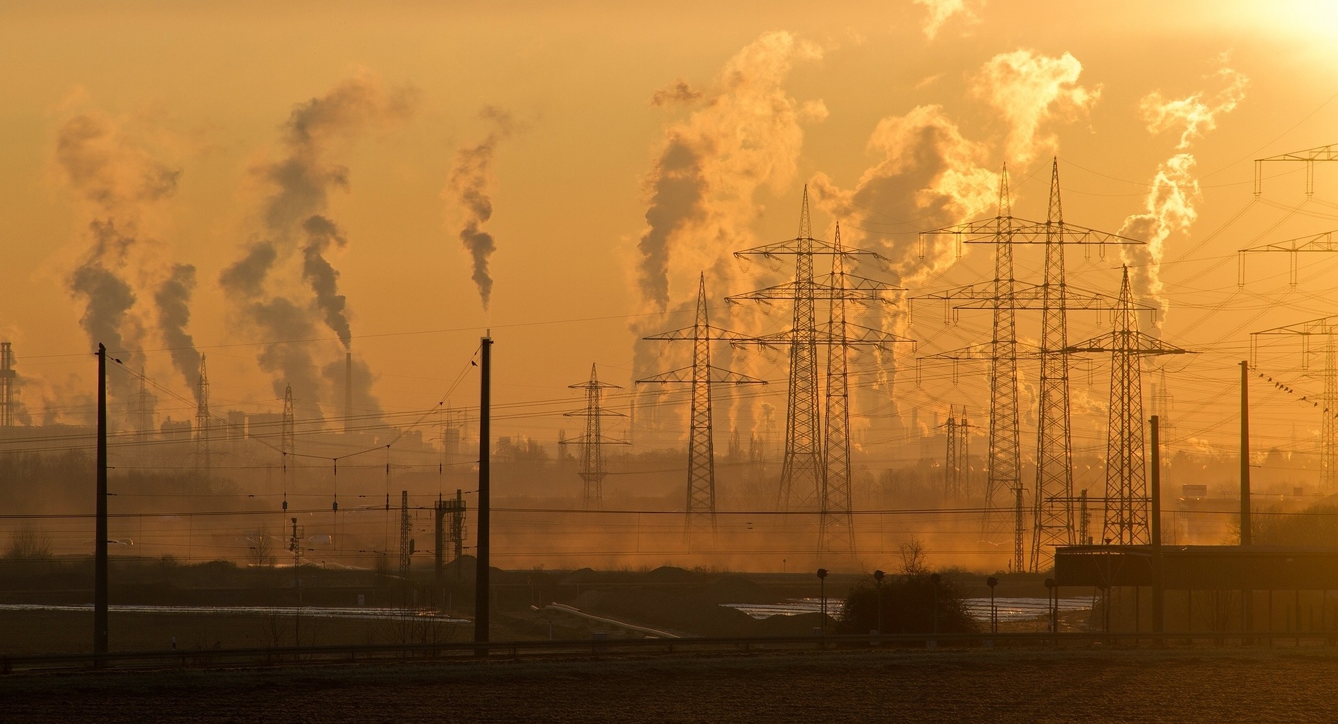 Industriegebiet mit Abgasen 