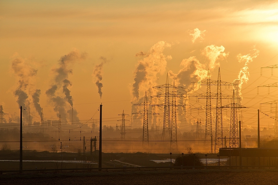 Industriegebiet mit Abgasen 