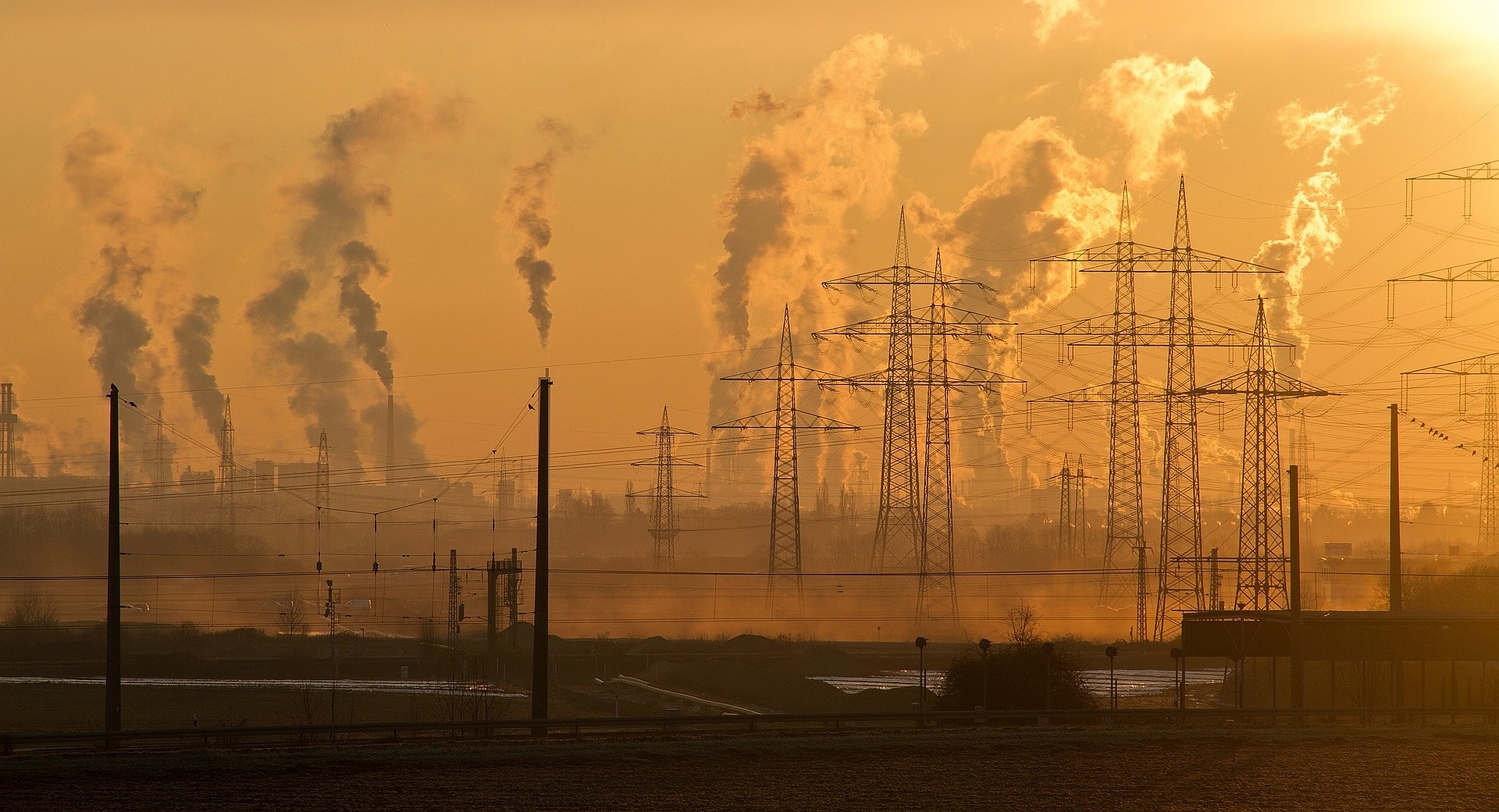 Industriegebiet mit Abgasen