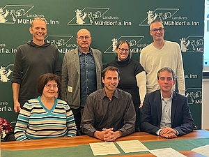 Foto vor der Pressewand mit Mitglieder des Fördervereins