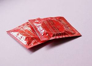 Zwei Kondome in roter Verpackung