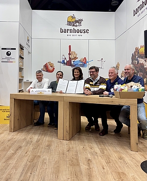 v.l.n.r. Josef Heindl (Bio-Bauer), Susanne Fischer (Bio-Bäuerin), Ministerin Michaela Kaniber, Martin Eras (Geschäftsführer Barnhouse Naturprodukte GmbH), Michael Rittershofer (Manager der Ökomodellregion Mühldorfer Land), Gerhard Schwaiger (Bio-Bauer)