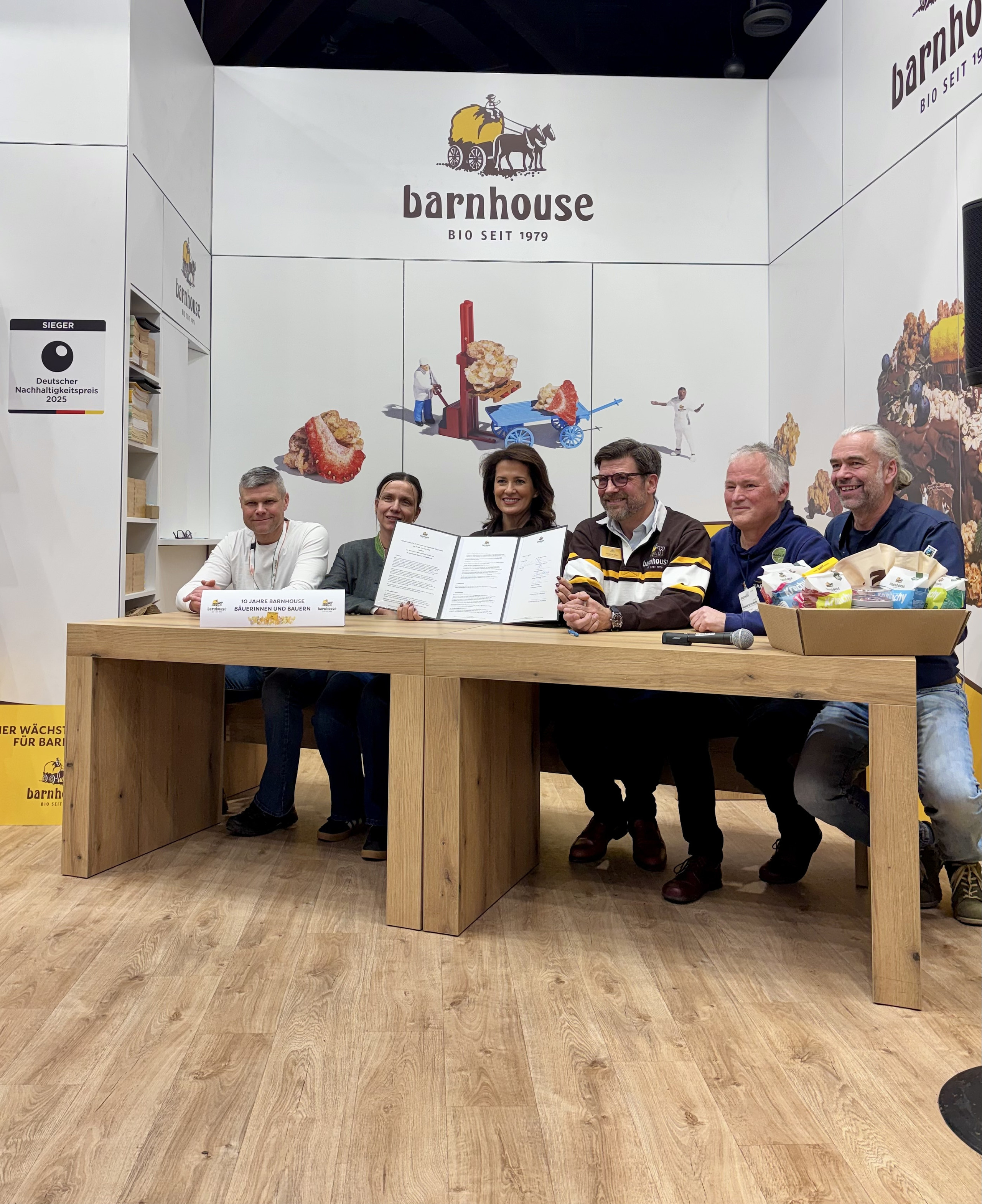 v.l.n.r. Josef Heindl (Bio-Bauer), Susanne Fischer (Bio-Bäuerin), Ministerin Michaela Kaniber, Martin Eras (Geschäftsführer Barnhouse Naturprodukte GmbH), Michael Rittershofer (Manager der Ökomodellregion Mühldorfer Land), Gerhard Schwaiger (Bio-Bauer)