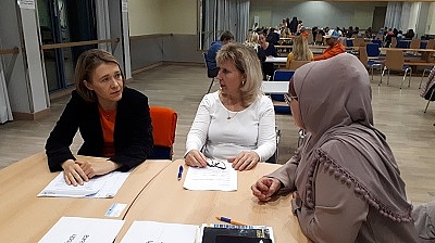 Die Integrationslotsen Katja Nedilko und Tatjana Martel bei der Beratung einer Mutter in Waldkraiburg.