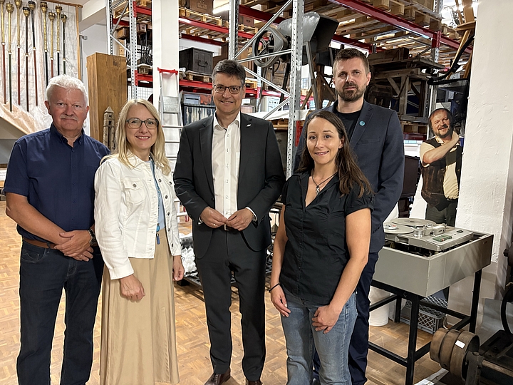 Förderverein-Vorsitzender Erwin Baumgartner, Bürgermeisterin Claudia Hungerhuber, Landrat Max Heimerl, Sammlungsleiterin Diana Herrmann und Museumsleiter Korbinian Engelmann (von links) warfen im Museumsdepot gemeinsam einen Blick hinter die Kulissen des Geschichtszentrums Mühldorf a. Inn