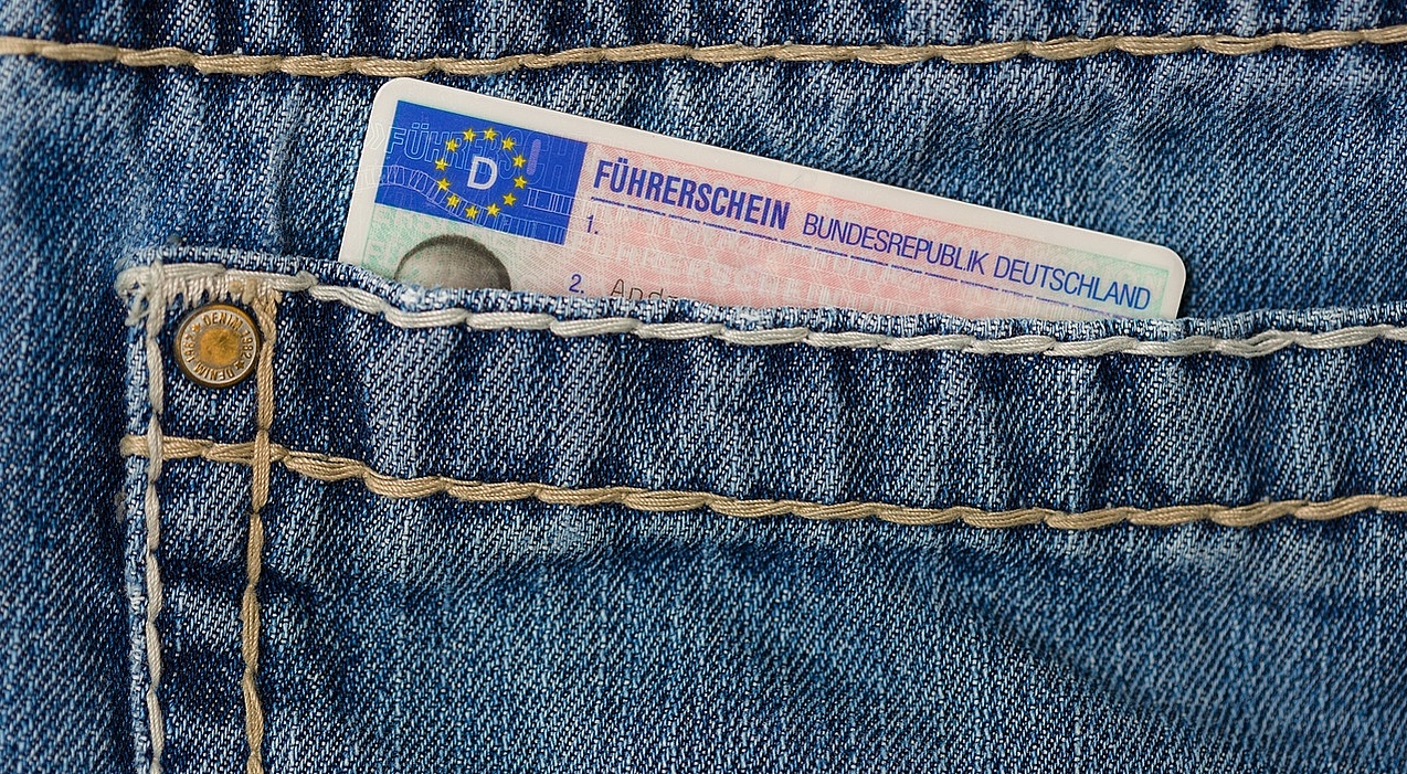Führerschein in einer Hosentasche, der nur ein wenig zu sehen ist