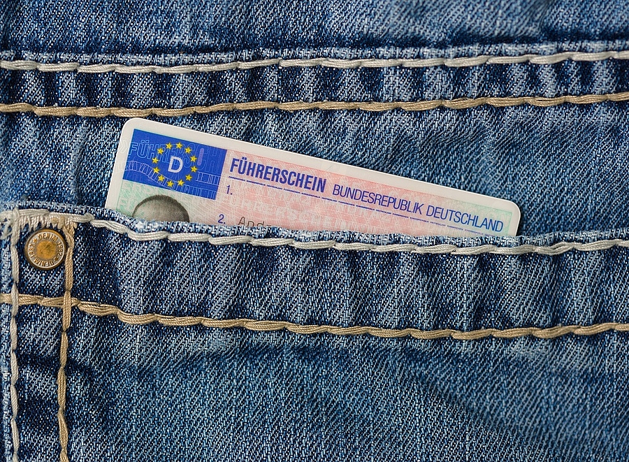 Führerschein in einer Hosentasche, der nur ein wenig zu sehen ist
