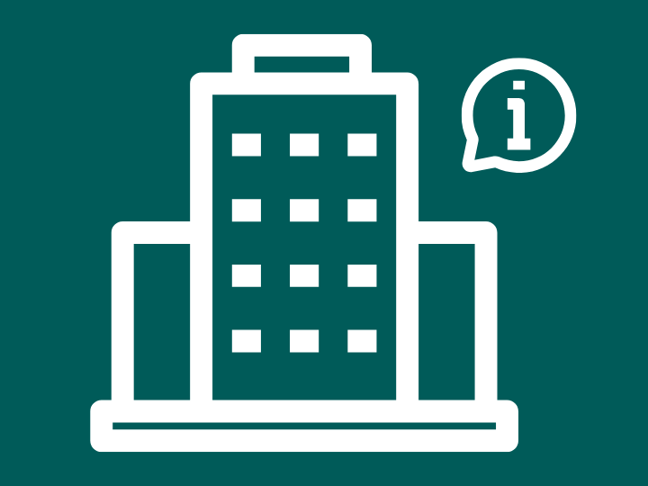 Deckblatt weißes Gebäude vor dunkelgrünem Hintergrund