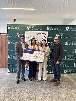 Landrat Max Heimerl, Petra Höcketstaller (Vorsitzende der Karl & Helga Höcketstaller Stiftung), Sandra Jung (stellvertretende Vorsitzende der Karl & Helga Höcketstaller Stiftung) und Matthias Ettinger (Jugendamt Landratsamt Mühldorf a. Inn)