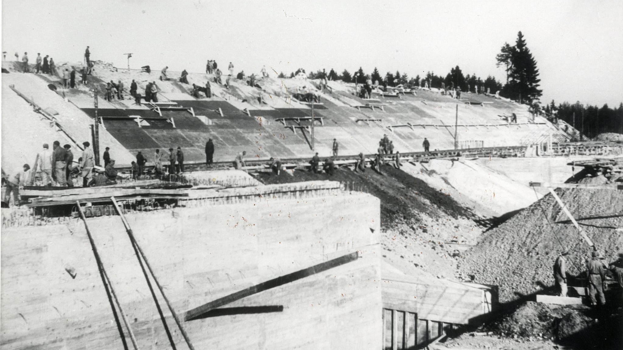 Schwarz-weiß Foto der Häftlinge auf der Bunkerbaustelle