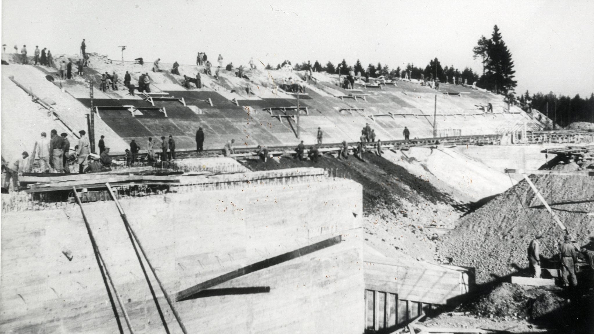 Schwarz-weiß Foto der Häftlinge auf der Bunkerbaustelle