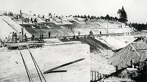 Schwarz-weiß Foto der Häftlinge auf der Bunkerbaustelle
