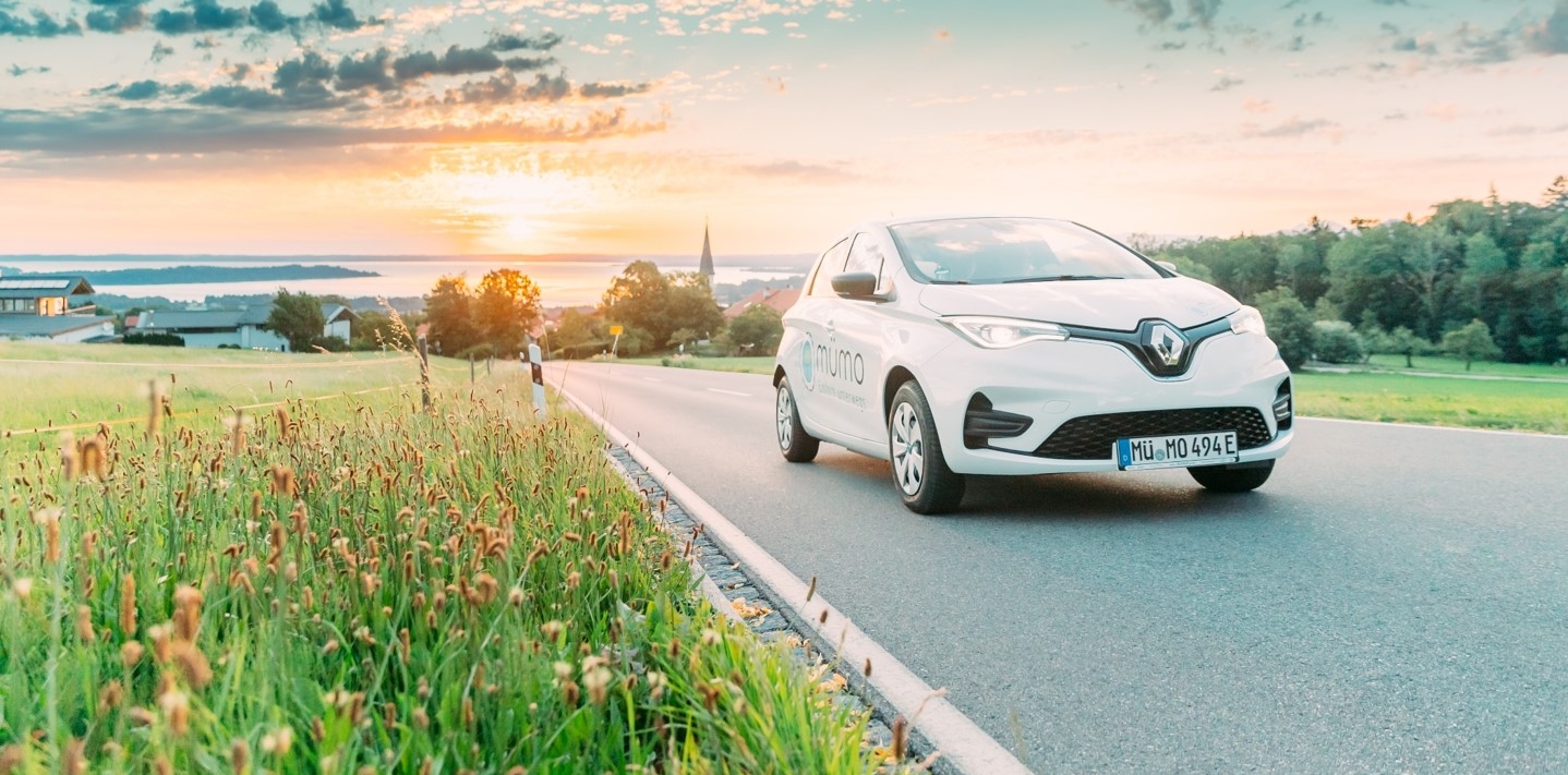 mümo Auto vor Landschaft