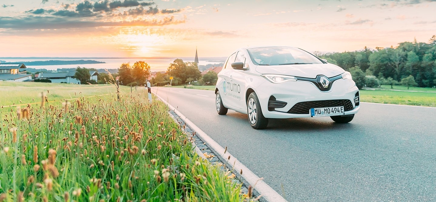 mümo Auto vor Landschaft