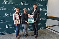 Katrin Brandl (Mitarbeiterin) und Marion Stögmeier (Teamleiterin) von der Koordinationsstelle Ehrenamtliche Vormundschaften im Amt für Jugend und Familie des Landkreises Mühldorf a. Inn sowie Landrat Max Heimerl freuen sich auf viele Interessente und auf die Infoveranstaltung im Oktober. 