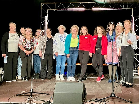 Die ehrenamtlichen Integrationslotsen, die das Fest organisiert haben, stehen zusammen auf der Bühne (von links): Mariann Chevara-Herold, Sybille Biliuta, Larissa Cotan, Corina Biliuta, Sabah Mahmood Haji, Inna Biloshapka, Tatjana Martel, Fatime Sadiku, Besa Sadiku, Emina Salman-Saljaj, Xhenoina Toska und Jelena Djakovic.