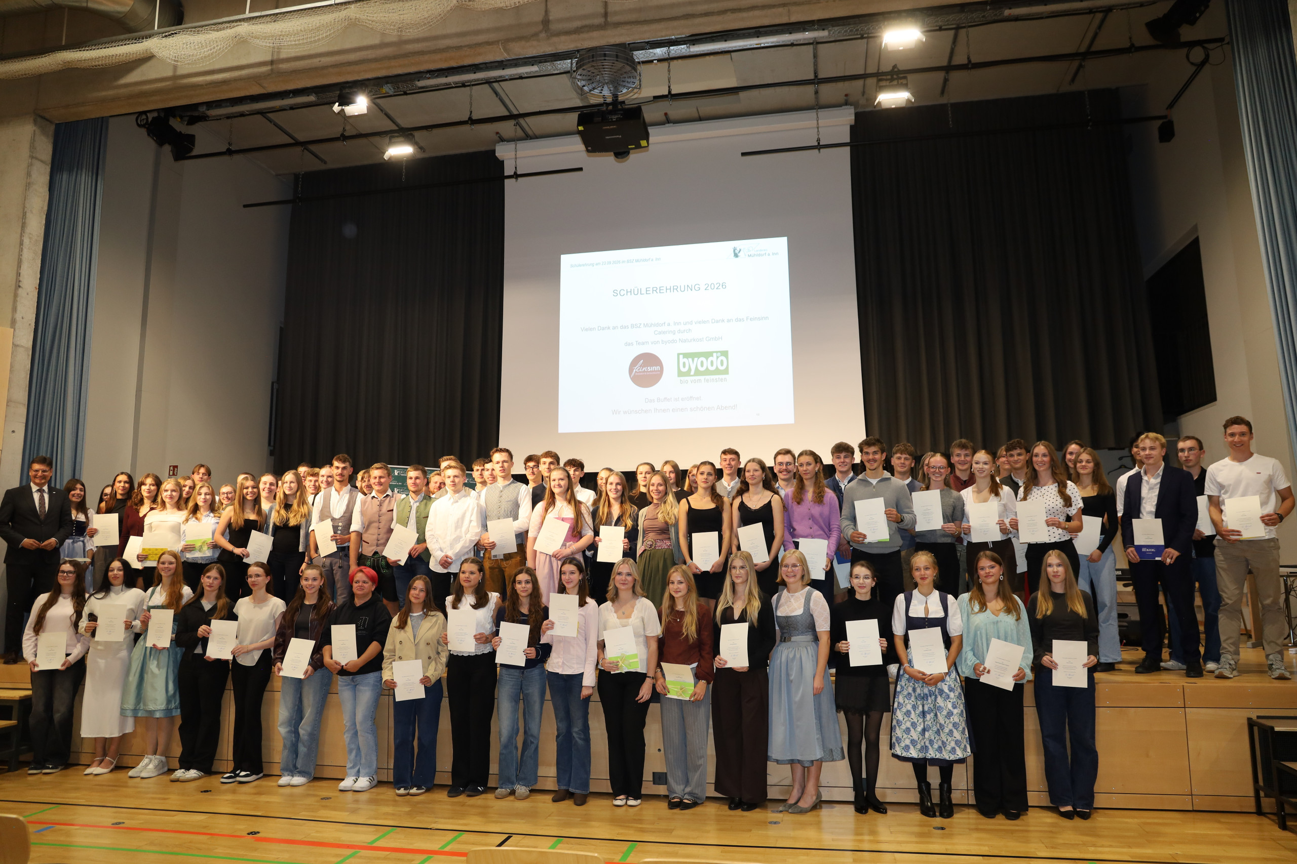 Ein Gruppenfoto mit den anwesenden Absolventinnen und Absolventen in der Sporthalle des BSZ mit Landrat Max Heimerl