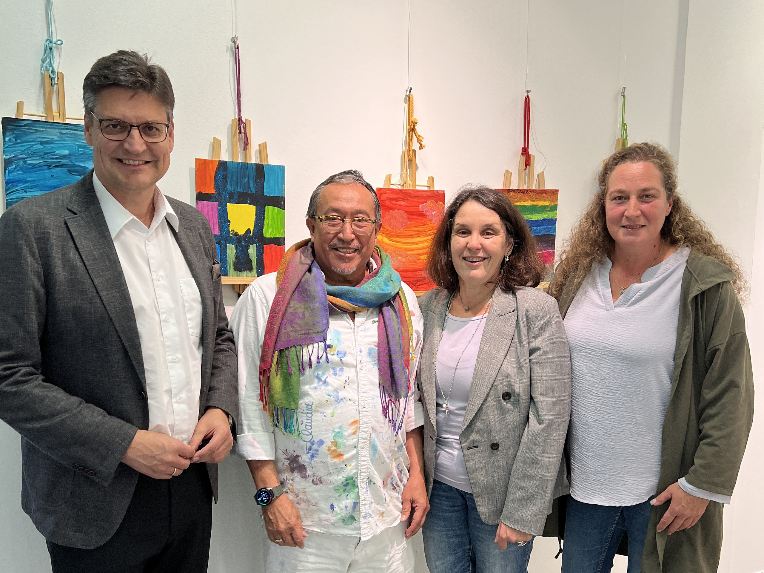 Farbenfrohe Kunst im Foyer des Landratsamtes Mühldorf a. Inn: Landrat Max Heimerl, Pro-jektverantwortlicher René Menjivar-Köhler, die Geschäftsführerin des Kreisjugendring Claudia Hausberger und die 1. Vorsitzende des Kreisjugendrings Marion Rasovic