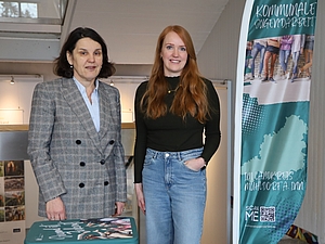 Hoffen, dass viele Jugendliche die Möglichkeit zur U18-Wahl nutzen: v.l. Claudia Hausberger, Geschäftsführerin des Kreisjugendrings Mühldorf a. Inn, und Marina Mayerhofer, zuständig für die kommunale Jugendarbeit im Landratsamt Mühldorf.