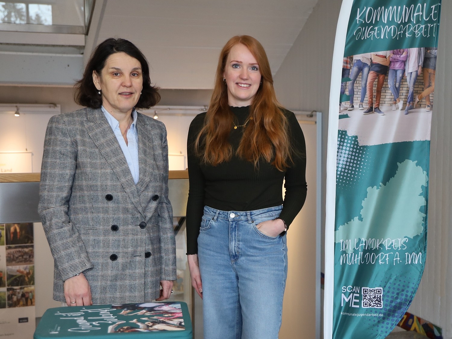 Hoffen, dass viele Jugendliche die Möglichkeit zur U18-Wahl nutzen: v.l. Claudia Hausberger, Geschäftsführerin des Kreisjugendrings Mühldorf a. Inn, und Marina Mayerhofer, zuständig für die kommunale Jugendarbeit im Landratsamt Mühldorf.