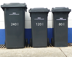 Drei schwarze Restmülltonnen in den Größen 80 l, 120 l, 240 l.