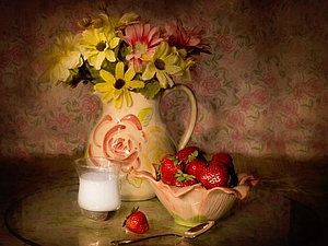 Ein gemalte Blumenvase mit Sonnenblumen, einem gemalten Glass mit Milch und eine gemalte Schüssel mit Erdbeeren