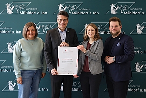 Landrat Max Heimerl freut sich zusammen mit der Personalleiterin Gabriele Richter (l.), der Themenverantwortlichen Stefanie Precht (m.r.) und Geschäftsbereichsleiter Thomas Perzl (r.) über die so ausgesprochene Würdigung ihres langfristigen Engagements für eine familien- und lebensphasenbewusste Personalpolitik.