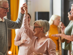 Senioren tanzen zusammen