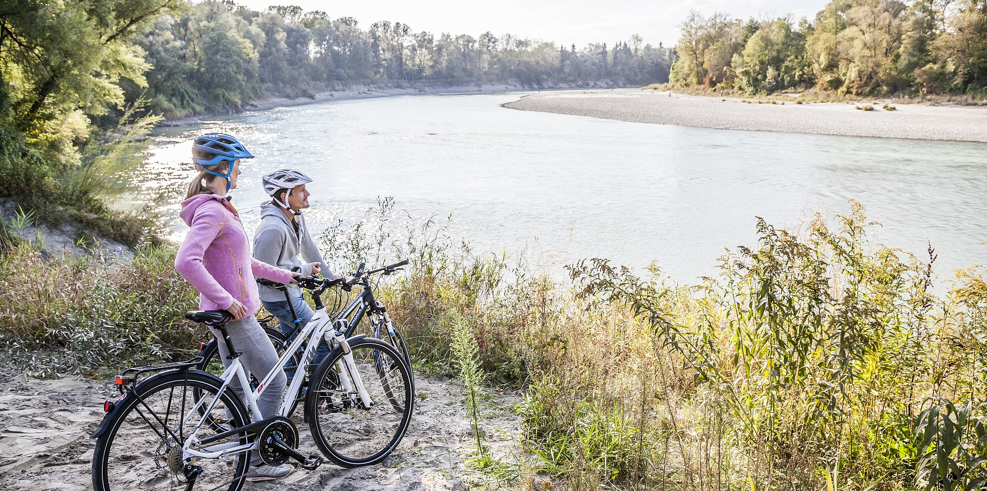 zwei Radfahrer am Inn