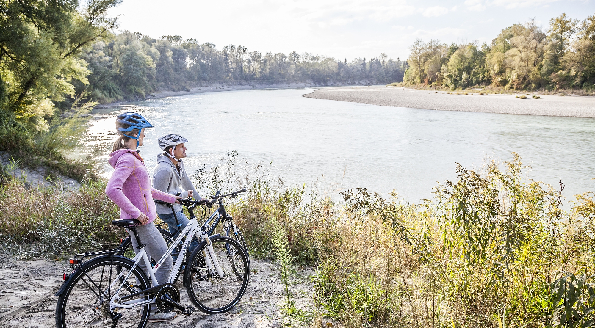 zwei Radfahrer am Inn