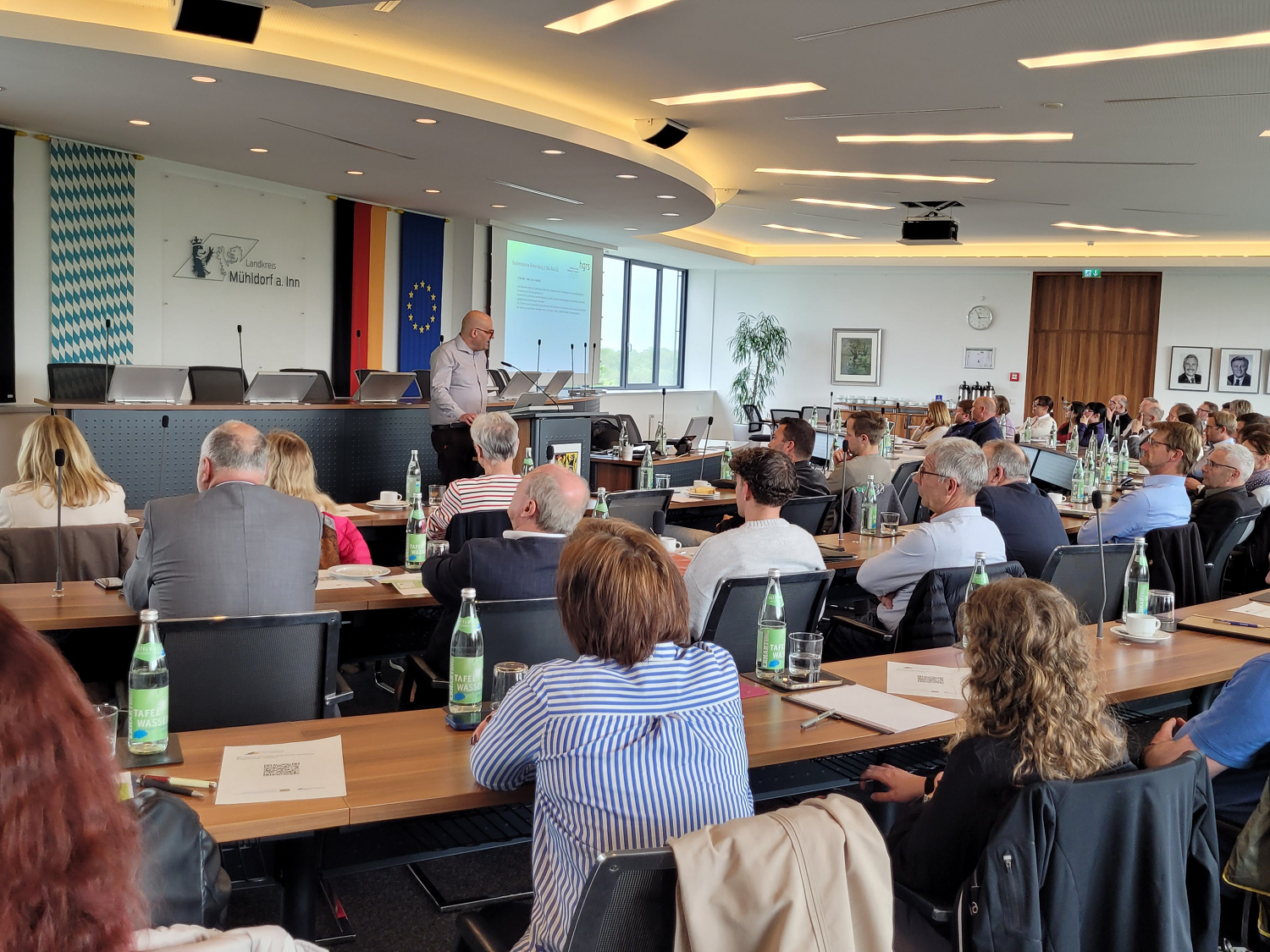 "Rechtsanwalt Frank Sommer referierte zum aktuellen Thema "Bau-Turbo" für Bauverwaltungen und Bürgermeisterinnen und Bürgermeister beider Landkreise Mühldorf a. Inn und Altötting im großen Sitzungssaal des Landkreises Mühldorf a. Inn."