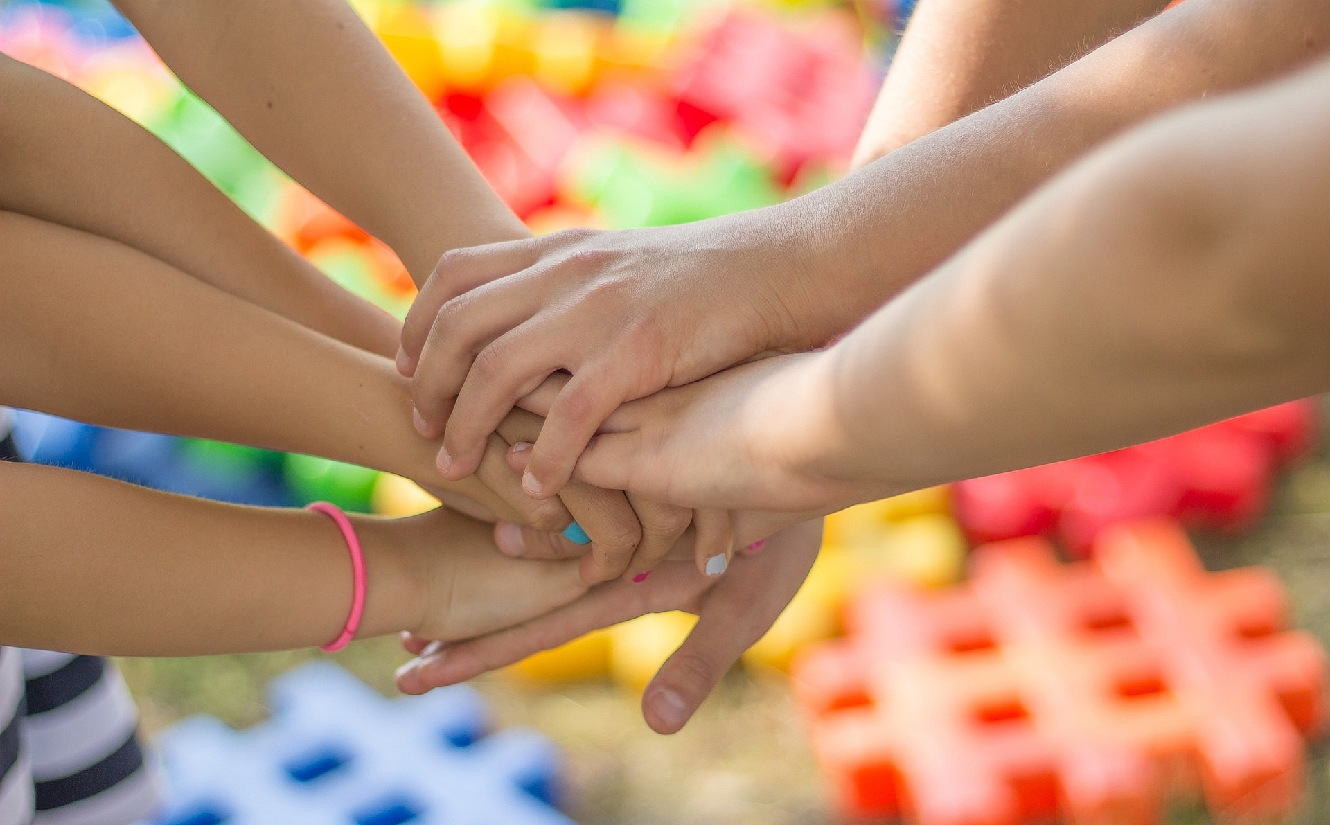 Viele Hände liegen aufeinander. 