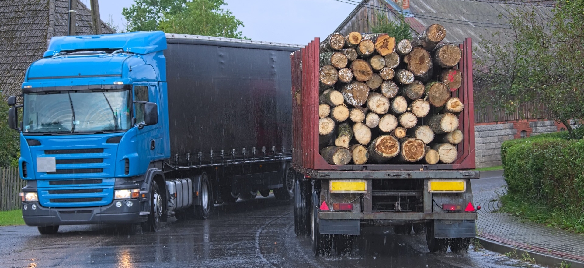 Zwei LKW begegnen sich in einer Kurve