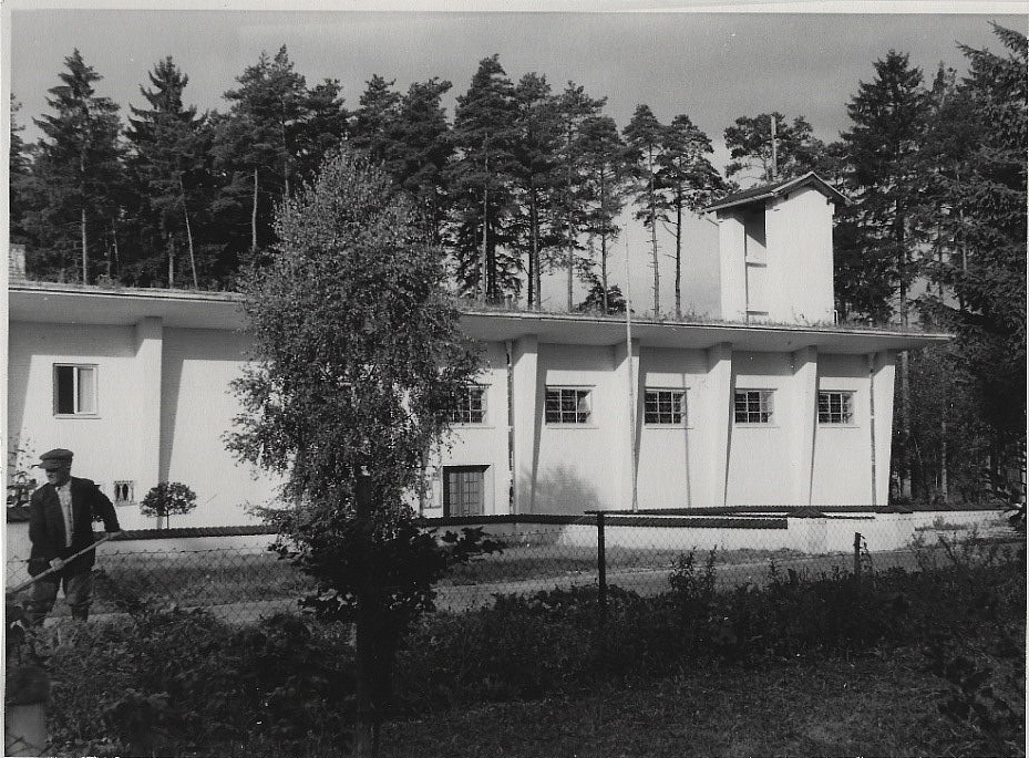 Schwarz-weiß Foto der Bunkerkirche Aschau Werk im Jahr 1955