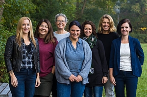 Gruppenfoto von sieben Frauen im Feien